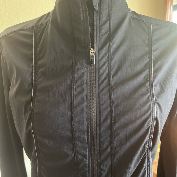 Lululemon lightweight jacket size 6 in black. - Picture 4 of 6